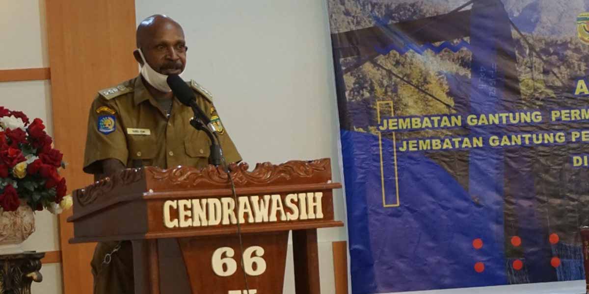 Kepala Distrik Hoeya, Karel Kum.  Foto: Anti Patabang/Papua60detik